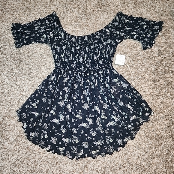 FREE PEOPLE Women’s Black Floral Smocked Short Sleeve Off The Shoulder Top Sz S - Picture 3 of 11